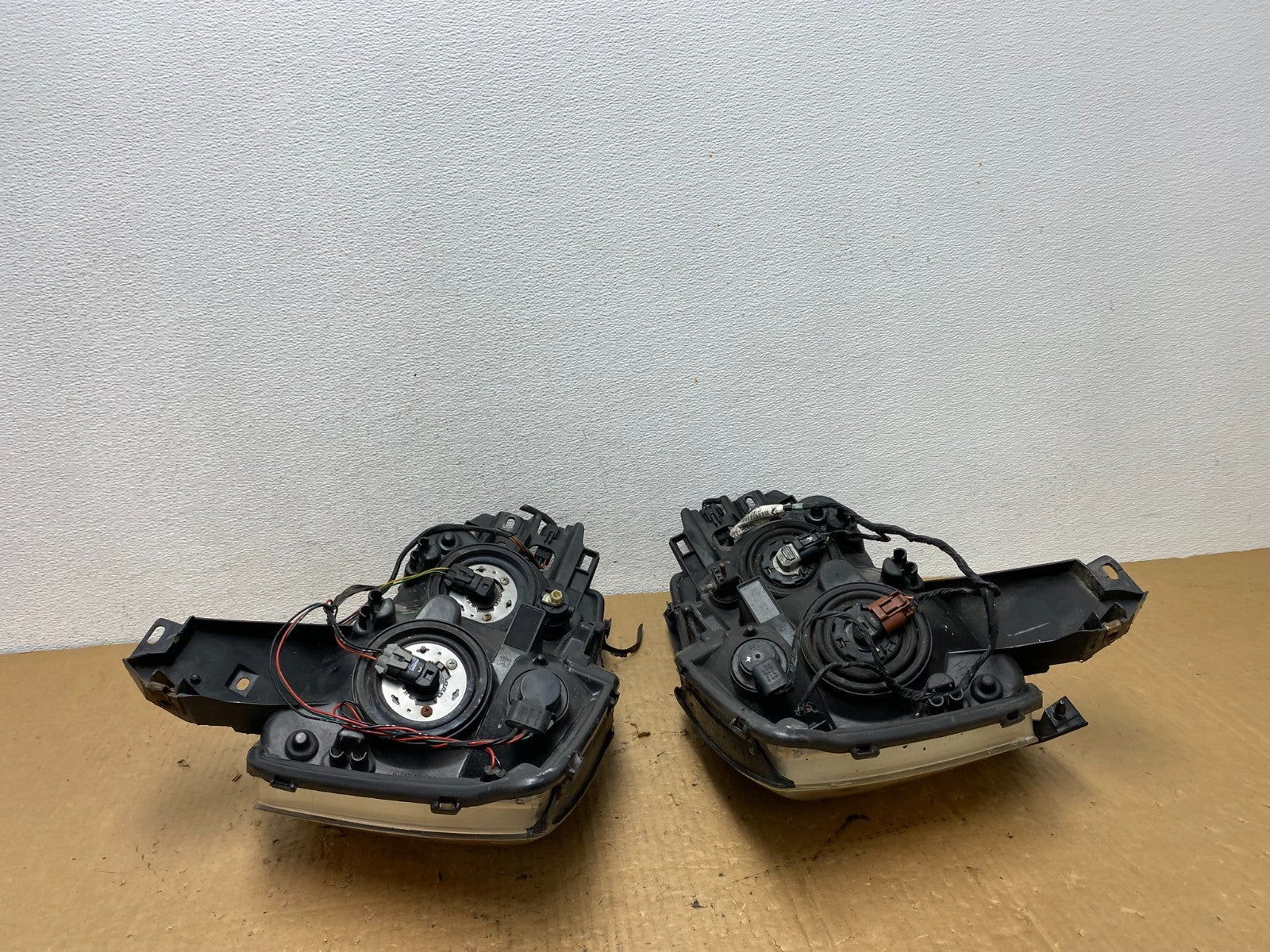 2004 to 2007 Nissan Armada Left+Right Side Set Headlights AC8289 DW8