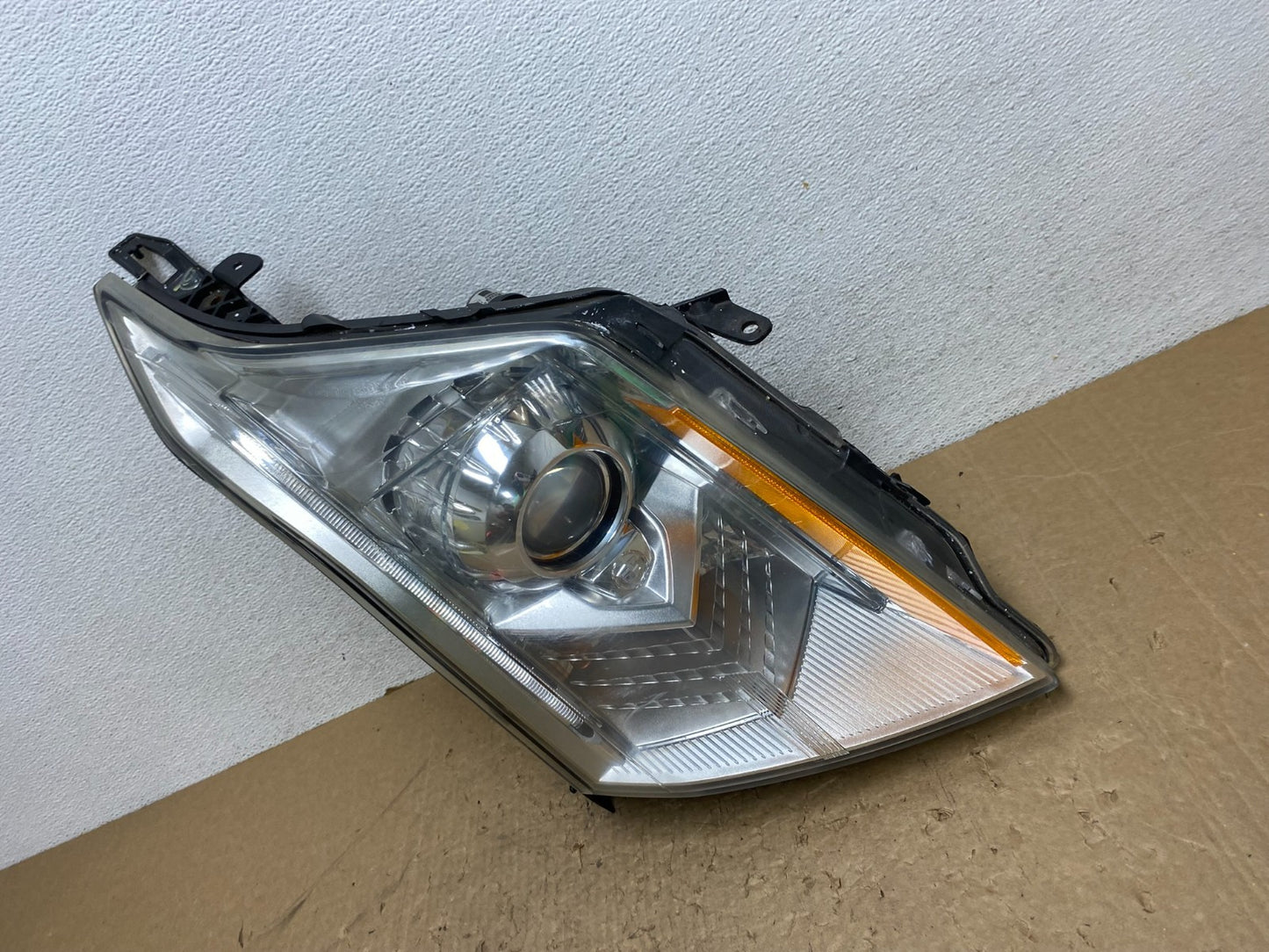 Xenon 2010 to 2016 Cadillac SRX Right Passegner Side Headlight AG1371 DW1