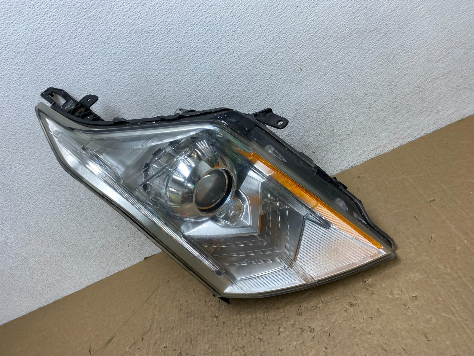 Xenon 2010 to 2016 Cadillac SRX Right Passegner Side Headlight AG1371 DW1