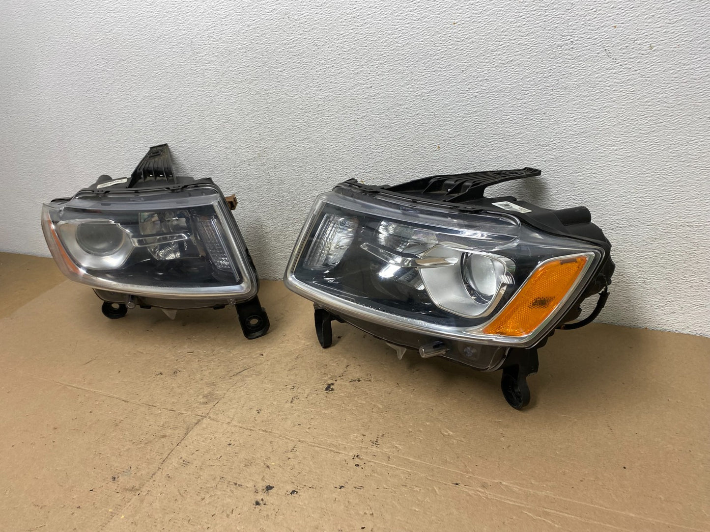 2014 to 2016 Jeep Grand Cherokee Halogen Left+Right Set Side Headlights AF50611