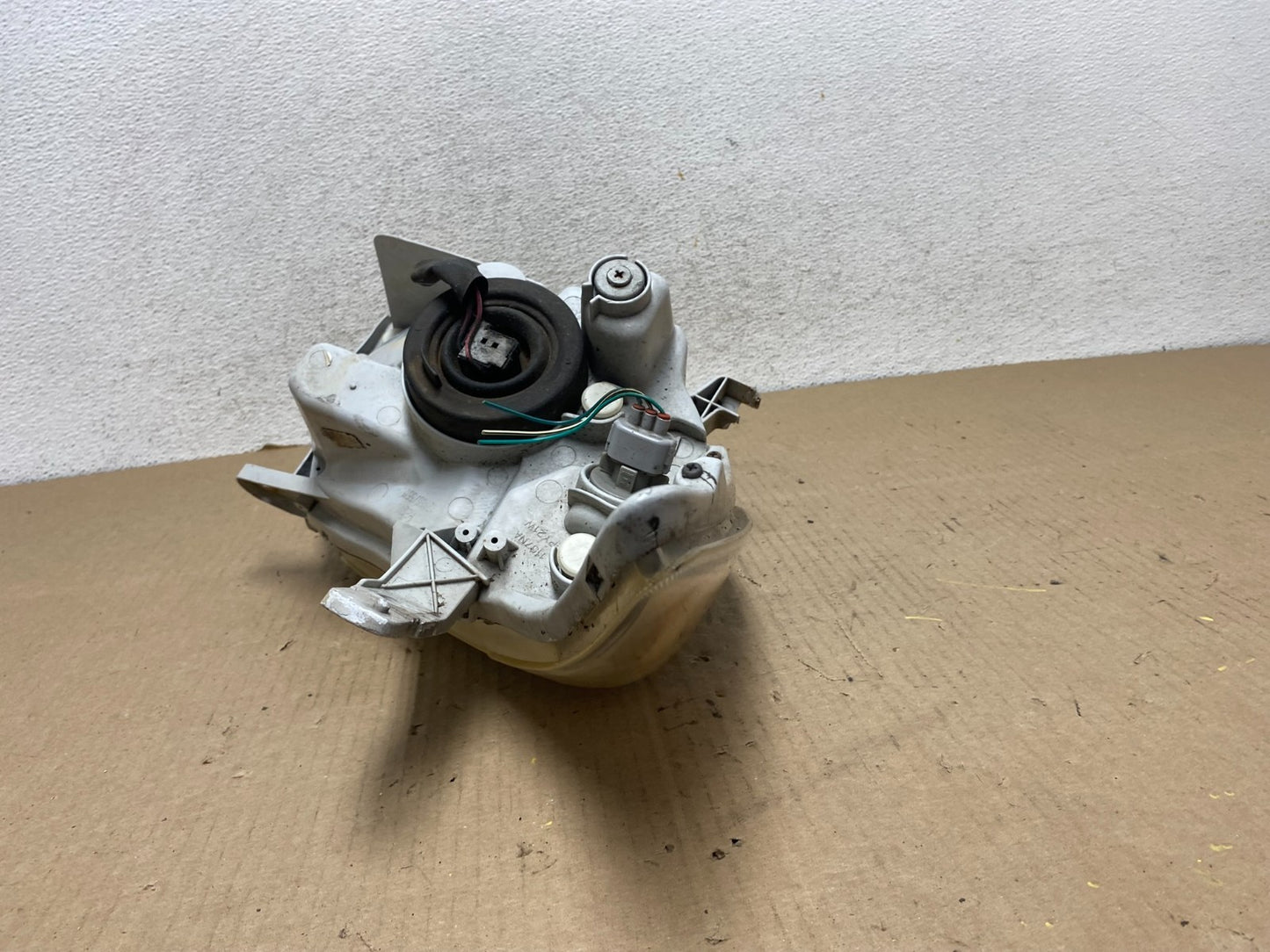 2005 to 2008 Pontiac Vibe Left Driver LH Side Headlight Halogen AG7975 DW8