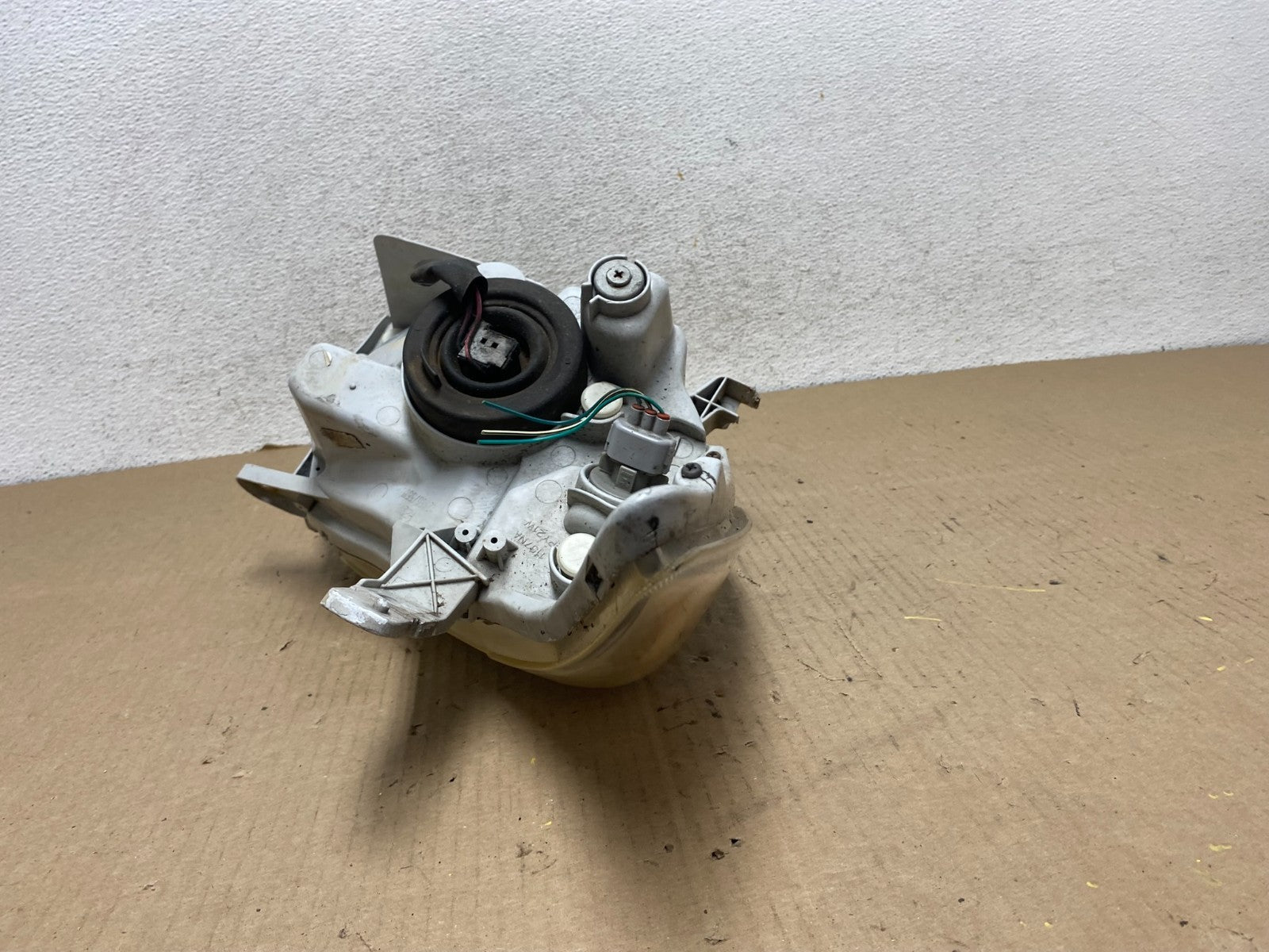 2005 to 2008 Pontiac Vibe Left Driver LH Side Headlight Halogen AG7975 DW8
