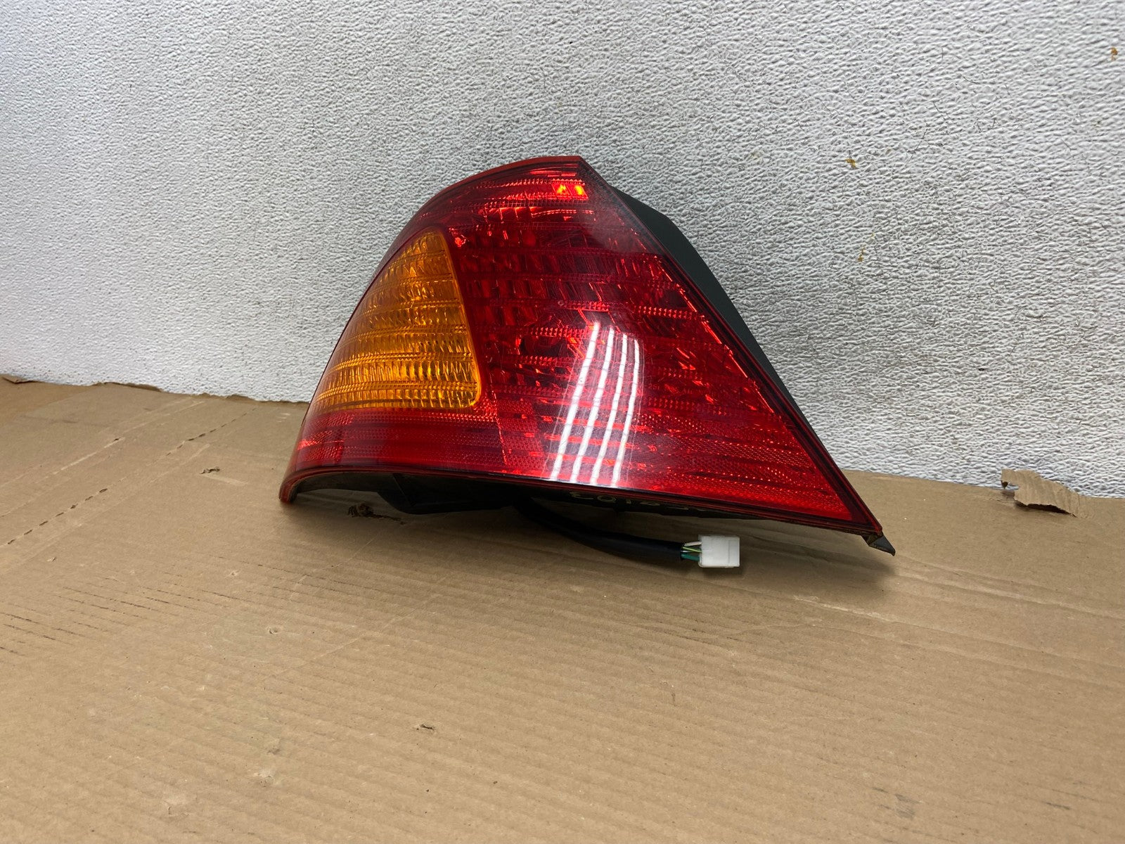 2000 2001 2002 Toyota Avalon Left Driver Side Tail Light AG8103 LK2