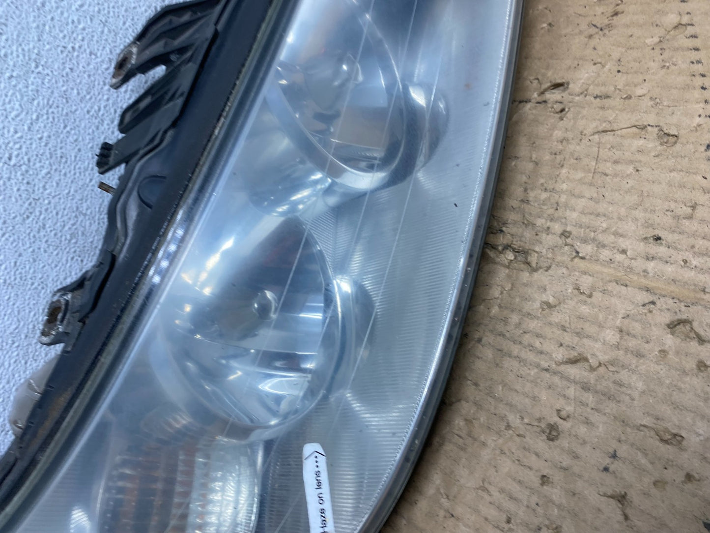 2005 to 2011 Lincoln Town Car Right Passenger Rh Side Headlight AD2395 DW4