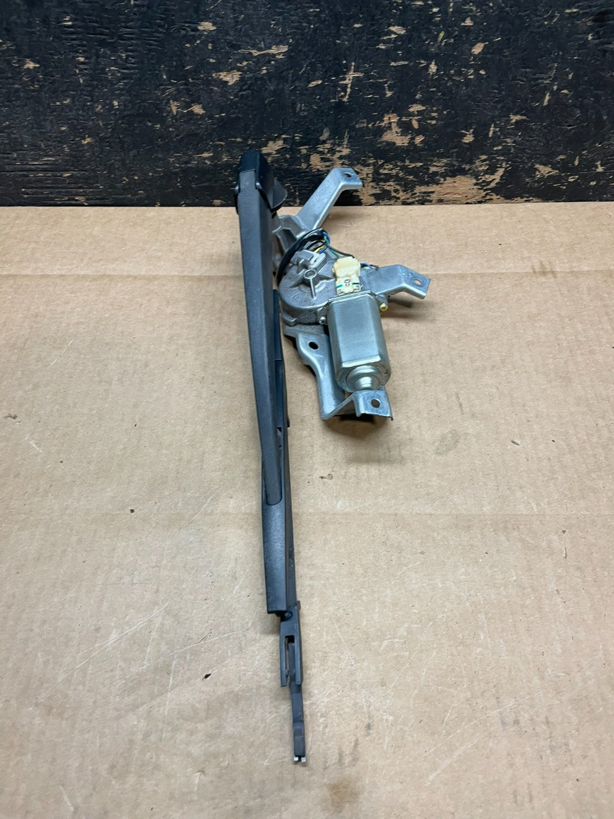 2005 to 2009 Subaru Legacy Outback Rear Windshield Wiper Motor AA90102