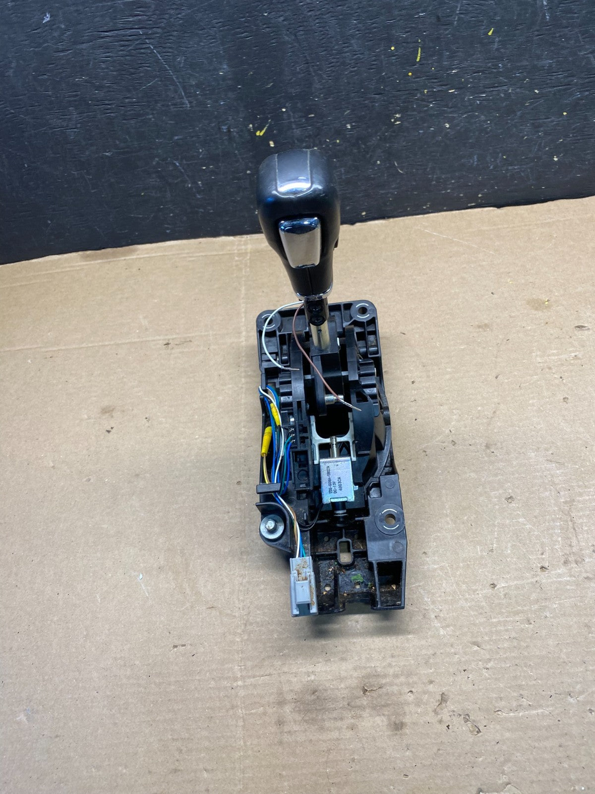 2013 to 2019 Lincoln MKT Automatic Transmission Gear Shifter Selector R2534 DG0