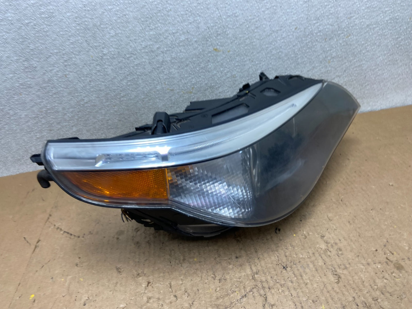 2004 to 2007 BMW 525i 5 Series Headlight Right Passenger Xenon AFS Z9587 DW2