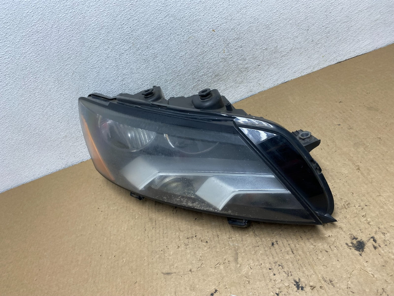 2012-2015 Volkswagen Passat Right Passenger RH Halogen Headlight AG2450 DW1