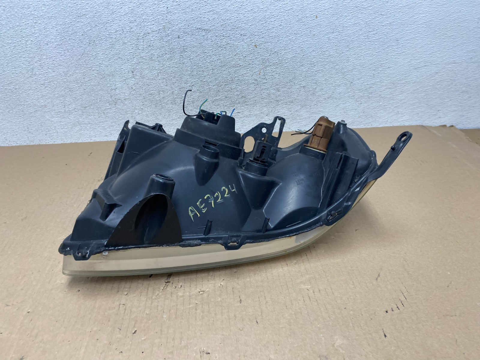 2005 - 2006 Mazda Tribute Right Passenger Rh Headlight AE7224 DW7