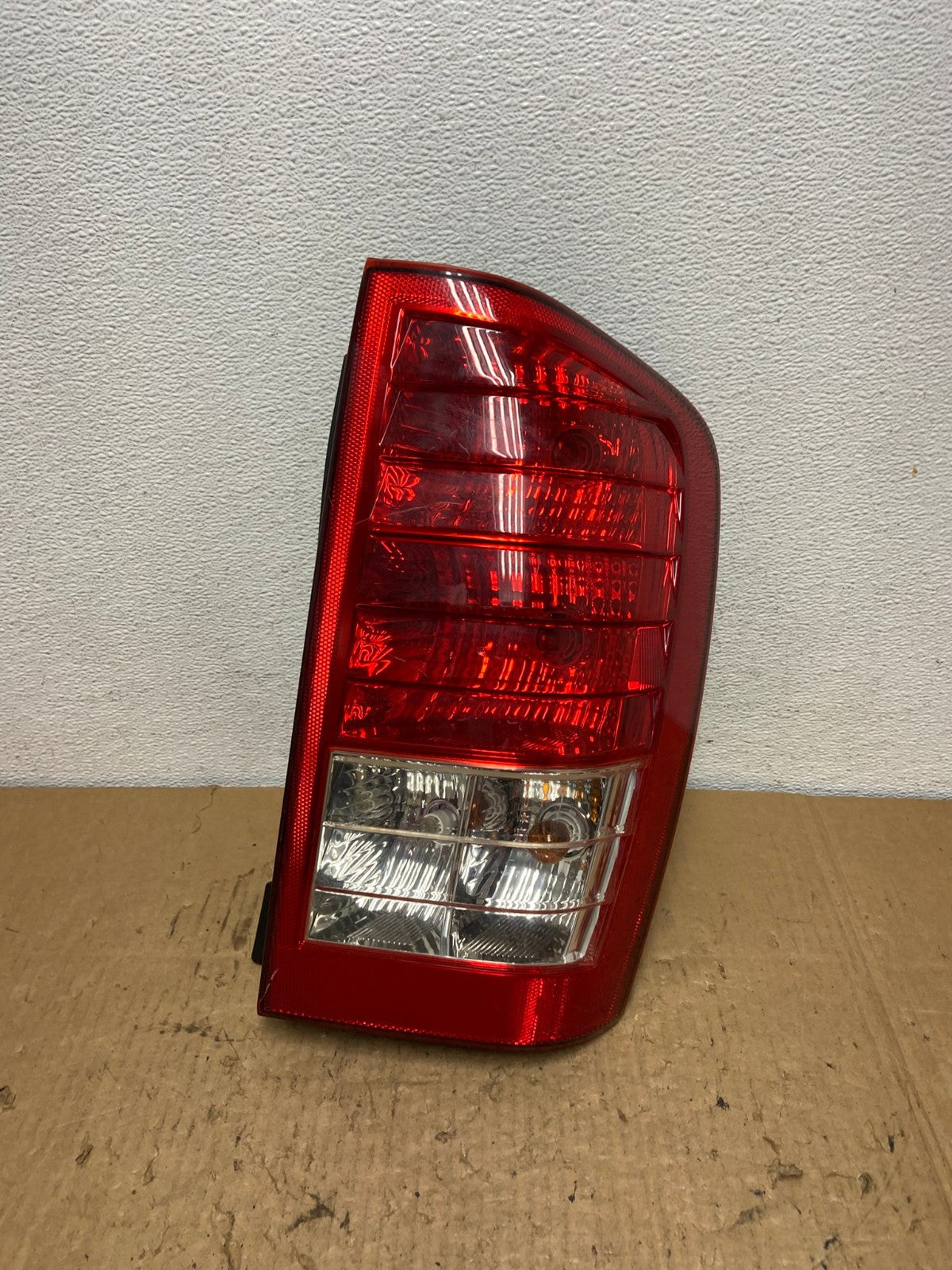 2007 2010 Hyundai Entourage Right Passenger RH Tail Light AC8243 LK0