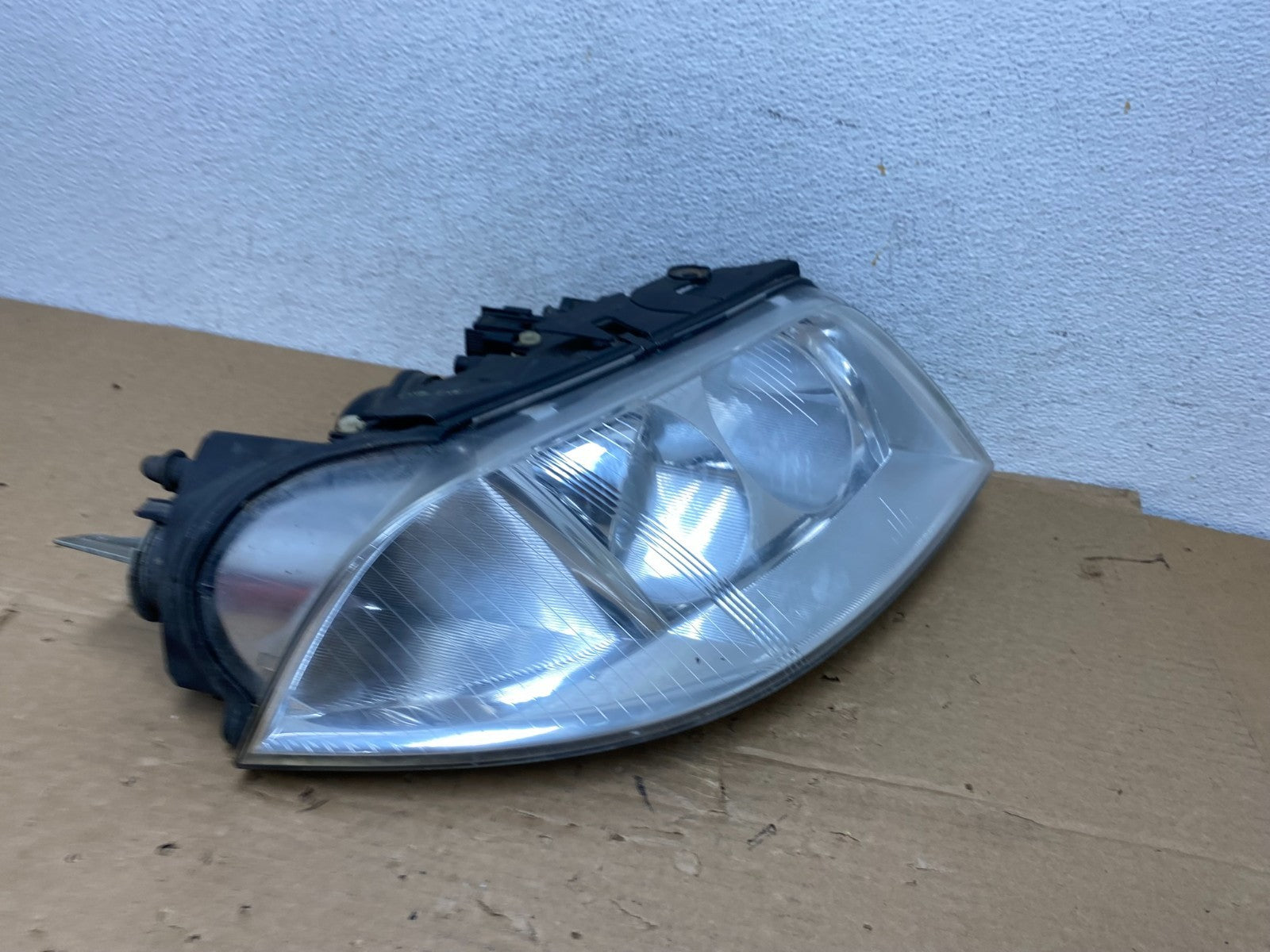 2001-2005 Volkswagen Passat Right RH Halogen Headlight AD4021 DW2