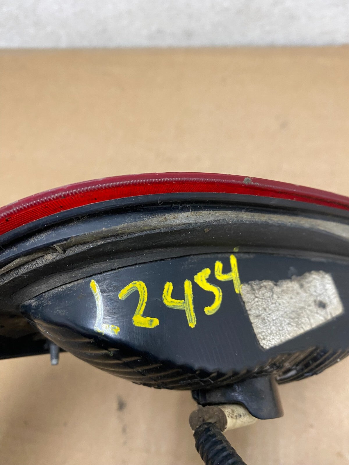2003-2006 Lincoln Navigator Right Passenger Side Tail Light Inner OEM L2454 DW8