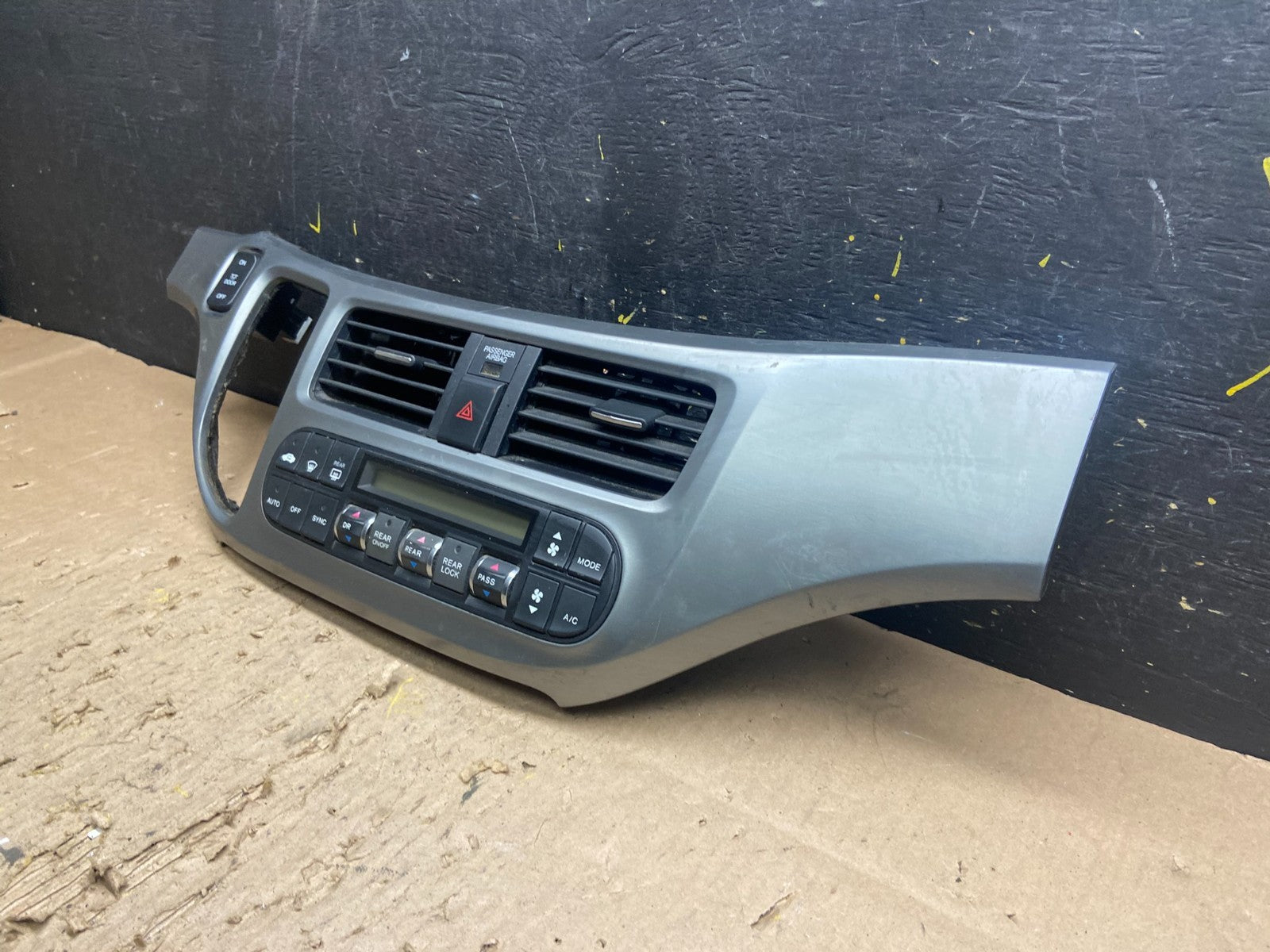 2005 to 2010 Honda Odyssey Radio Climate Control Dash Trim Bezel T8884 DG2