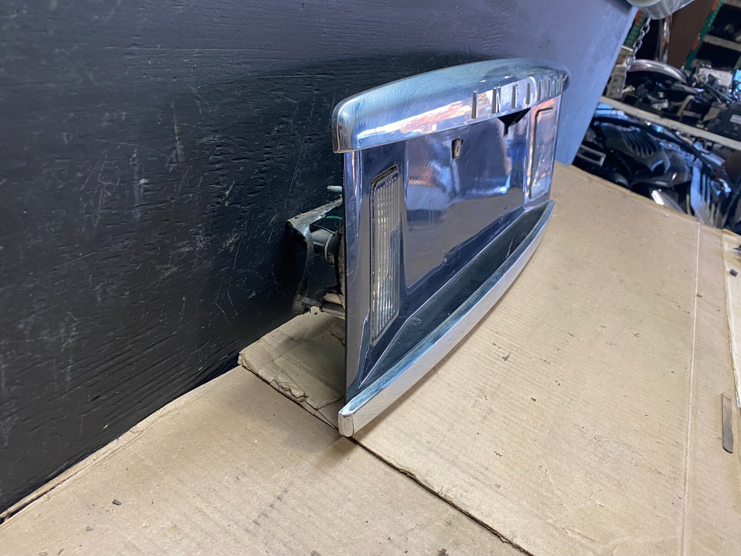 2004 to 2007 Infiniti QX56 License Plate Panel With Camera E3195 DG12
