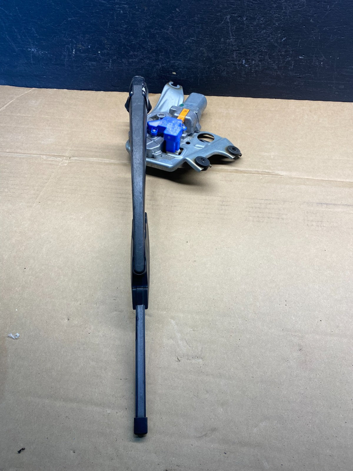 2010 to 2014 Subaru Legacy Outback Rear Wiper Motor AD3520 DG2