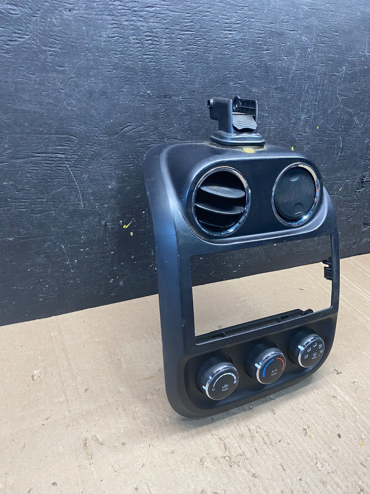 2011 to 2017 Jeep Compass Dash Climate Temperature Control Radio Bezel R8967 DG1