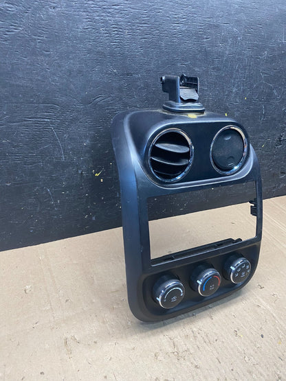2011 to 2017 Jeep Compass Dash Climate Temperature Control Radio Bezel R8967 DG1