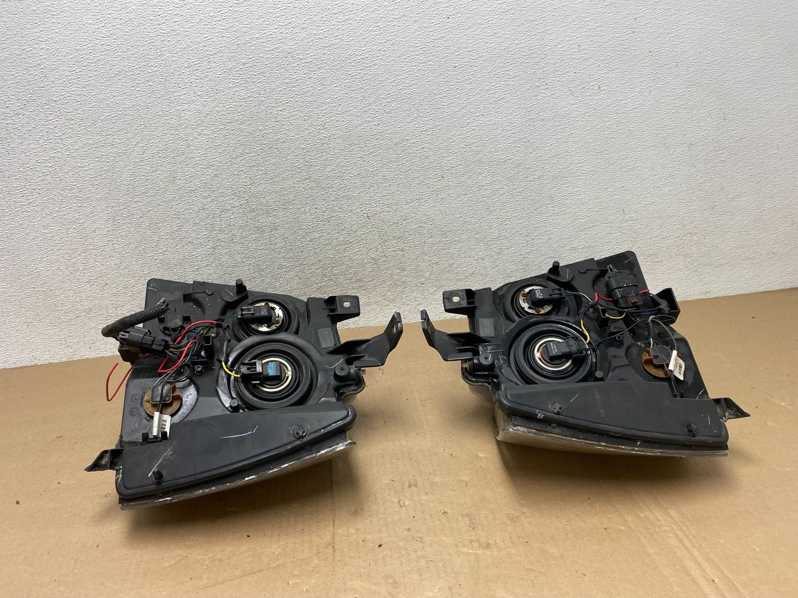 2007 to 2013 Chevrolet Suburban Tahoe Left+Right Set Headlights AG4617 DW11