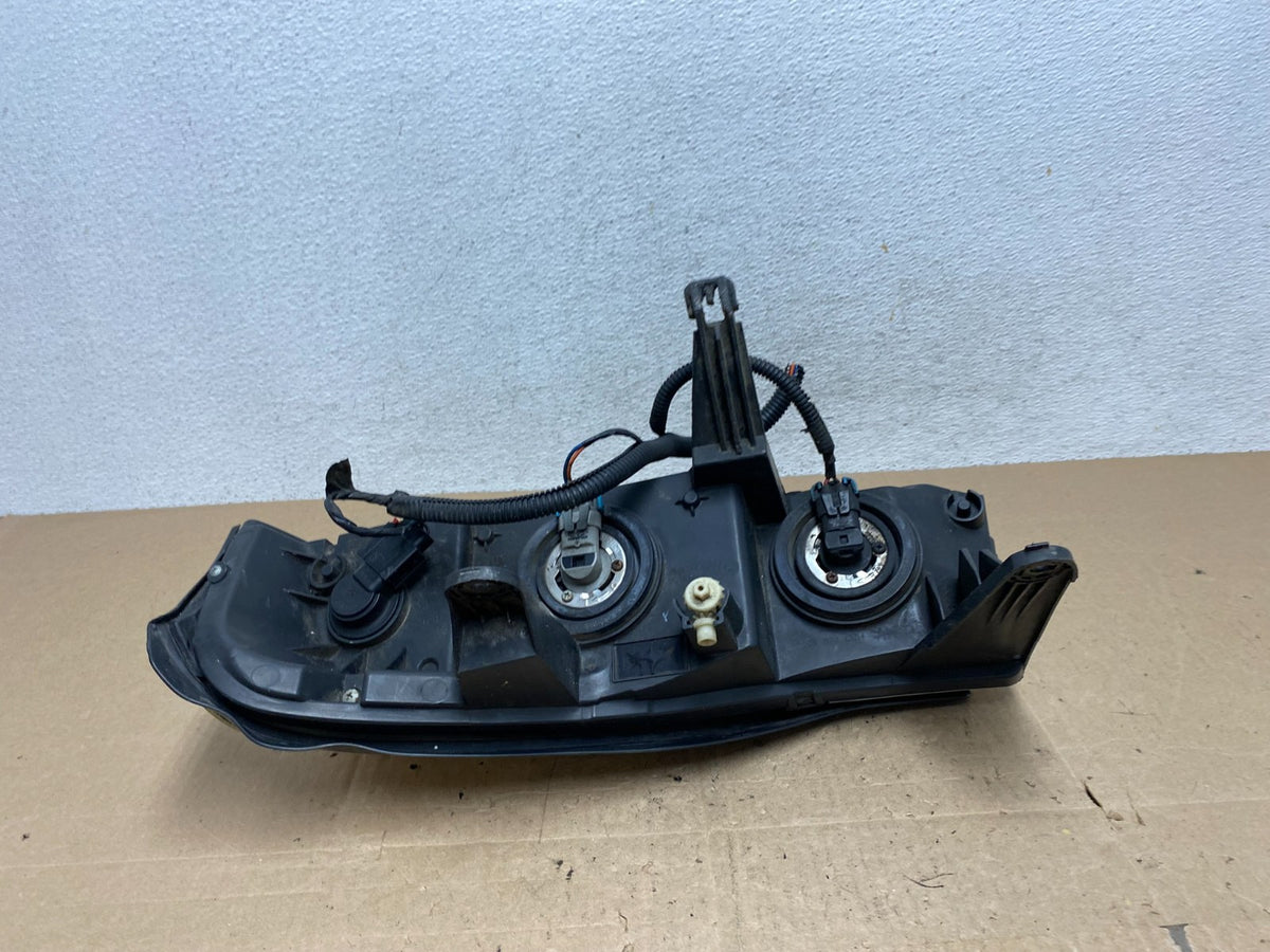 2006 to 2007 Saturn Vue Headlight Right Passenger Side Halogen AE6138 DW6
