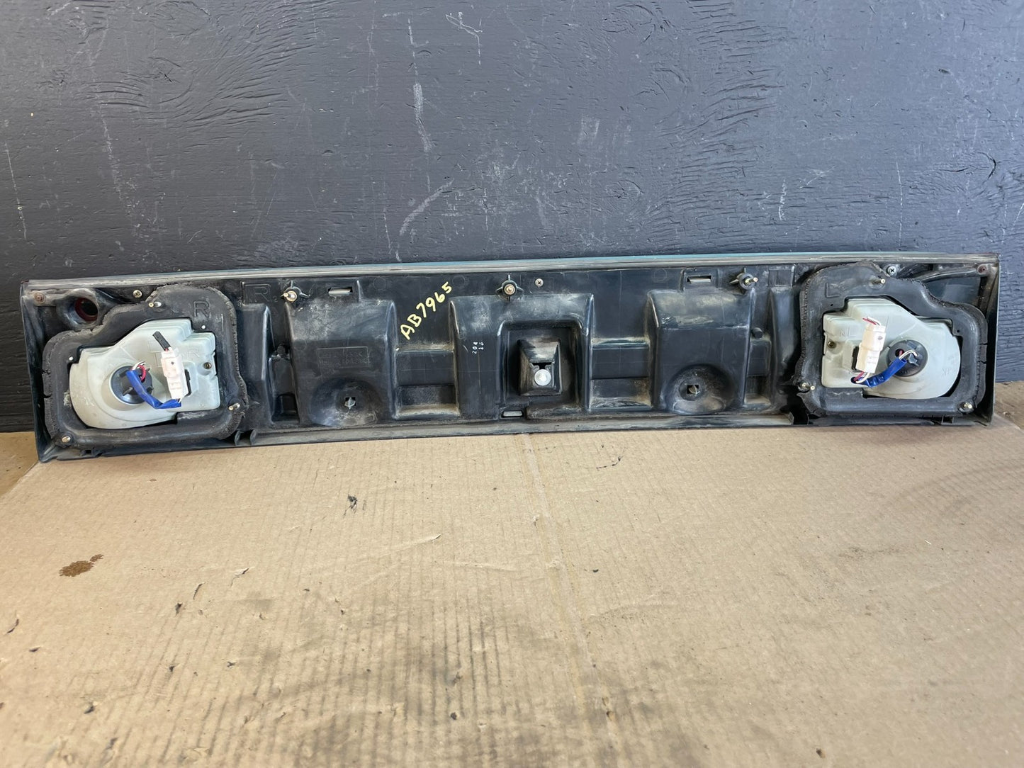 1995 1996 Toyota Camry Center Trunk Rear Tail Light AB7965 DG3