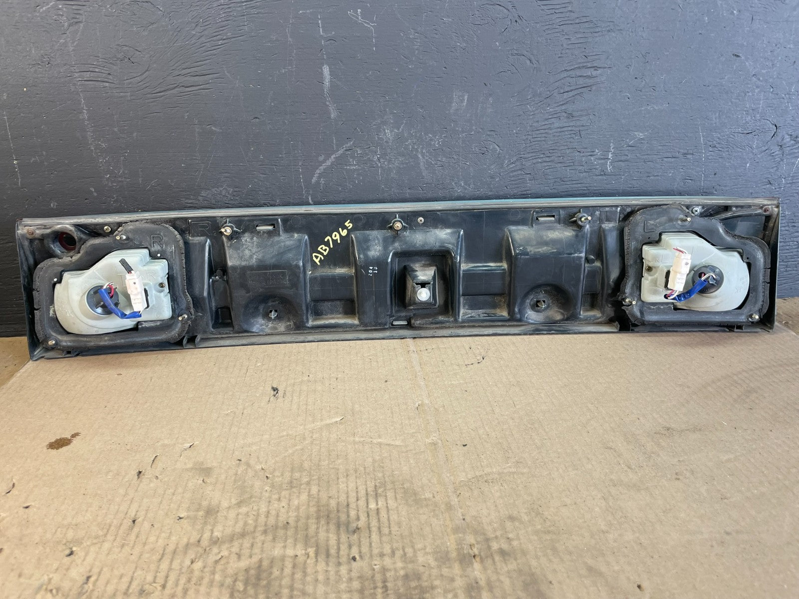 1995 1996 Toyota Camry Center Trunk Rear Tail Light AB7965 DG3
