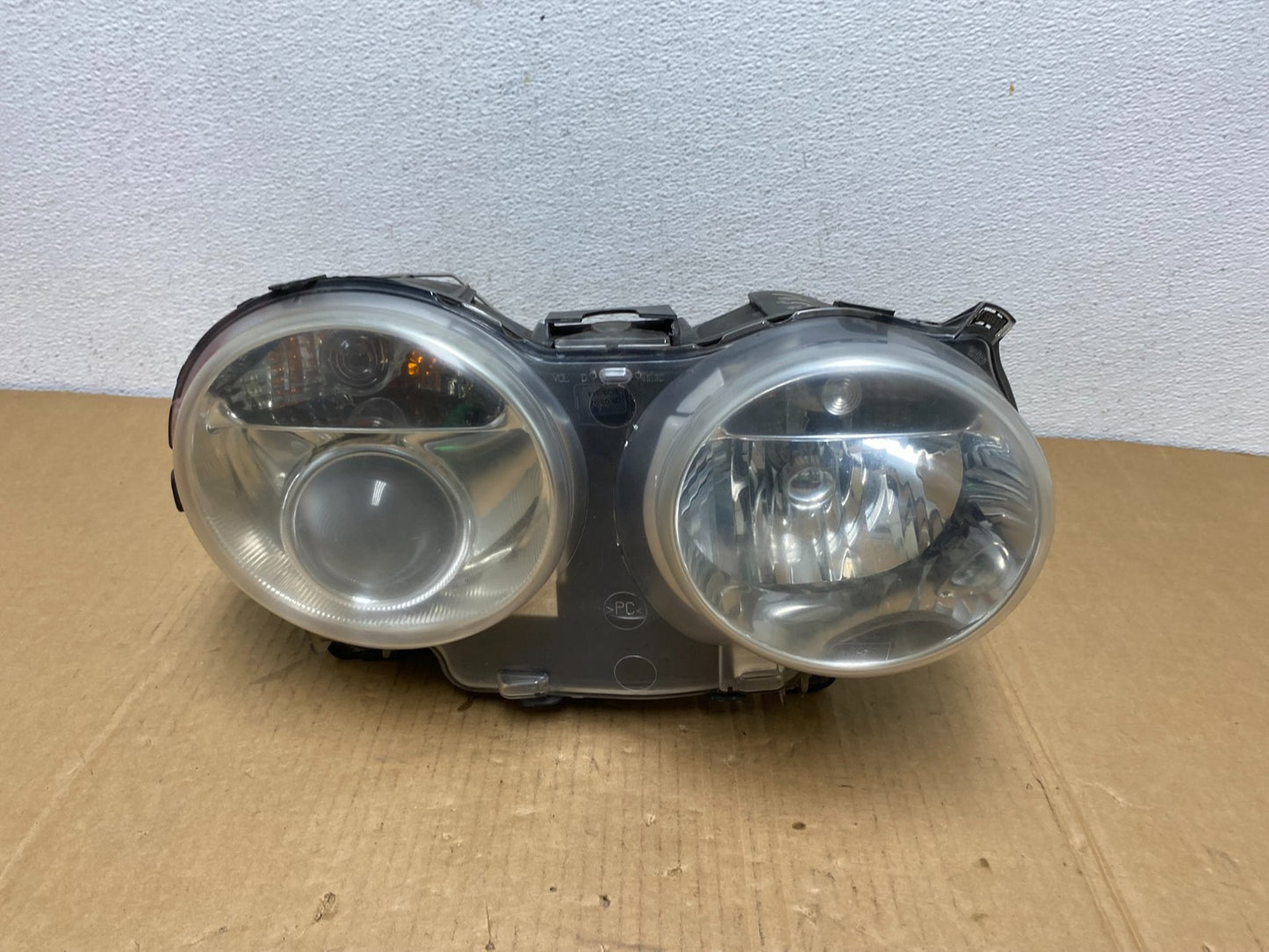 2004 to 2009 Jaguar XJ8 Right Passenger Side Headlight AC7531 DW0