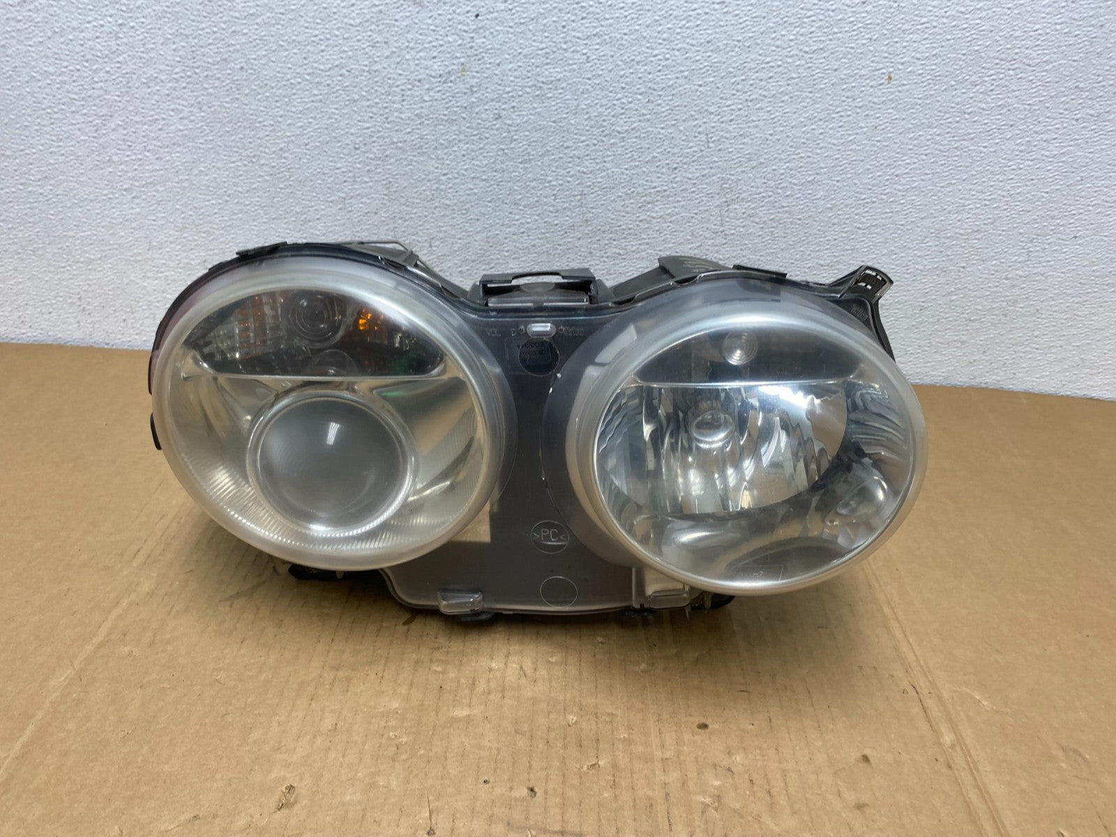 2004 to 2009 Jaguar XJ8 Right Passenger Side Headlight AC7531 DW0