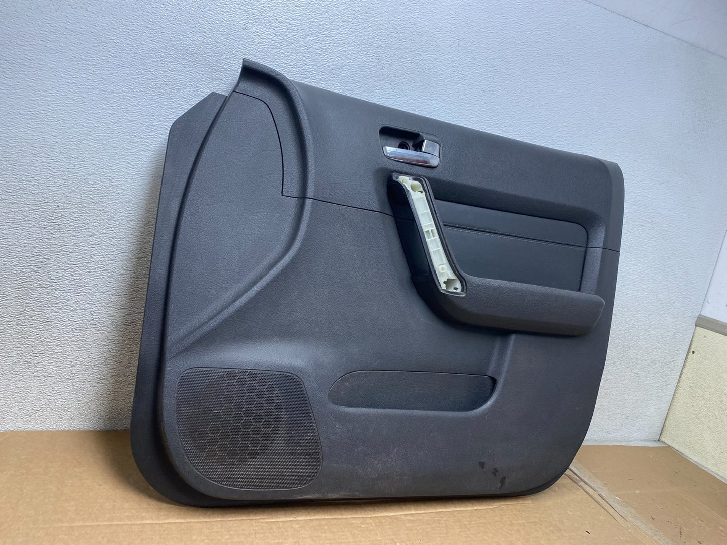 2006 to 2010 Hummer H3 Front Right Passenger Interior Door Panel OEM Z1280 DG2