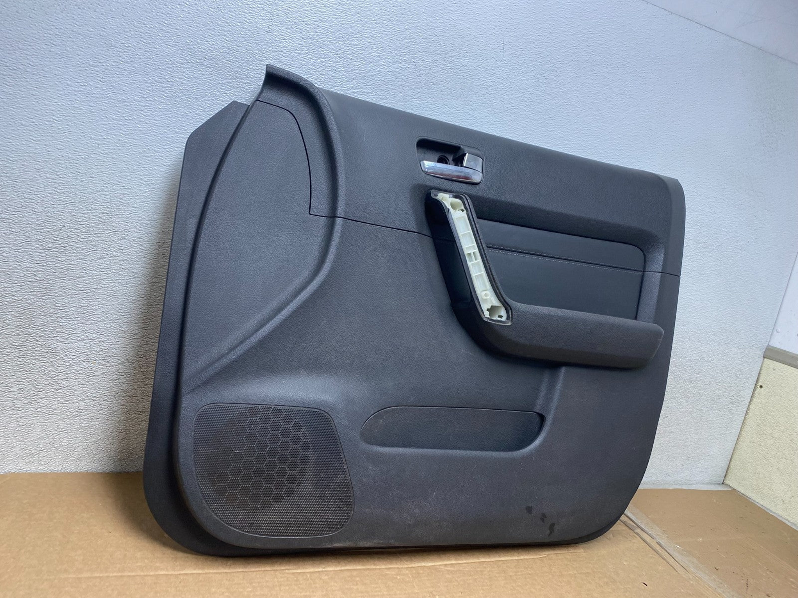 2006 to 2010 Hummer H3 Front Right Passenger Interior Door Panel OEM Z1280 DG2