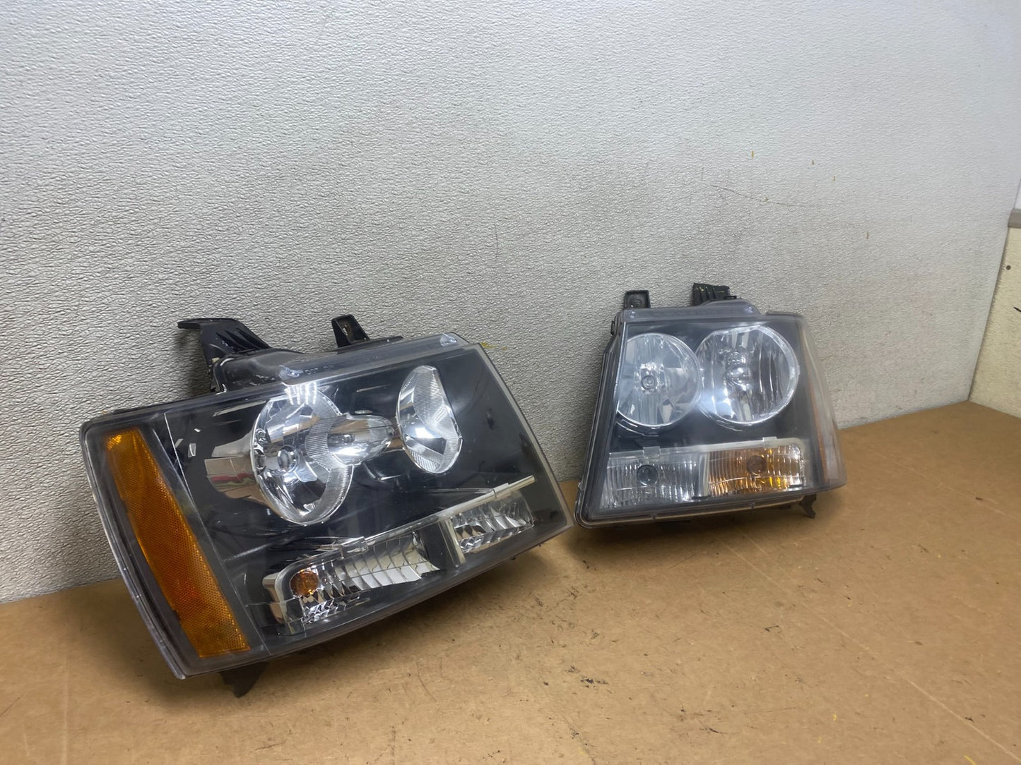 2007 to 2013 Chevrolet Suburban Tahoe Left+Right Set Headlights X5541 DW2