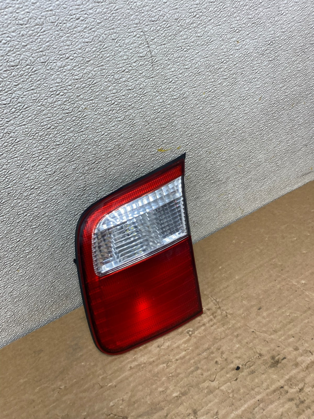 2001 2002 Subaru Forester Right Passenger RH Inner Lid Tail Light Oem Z2816 DW2