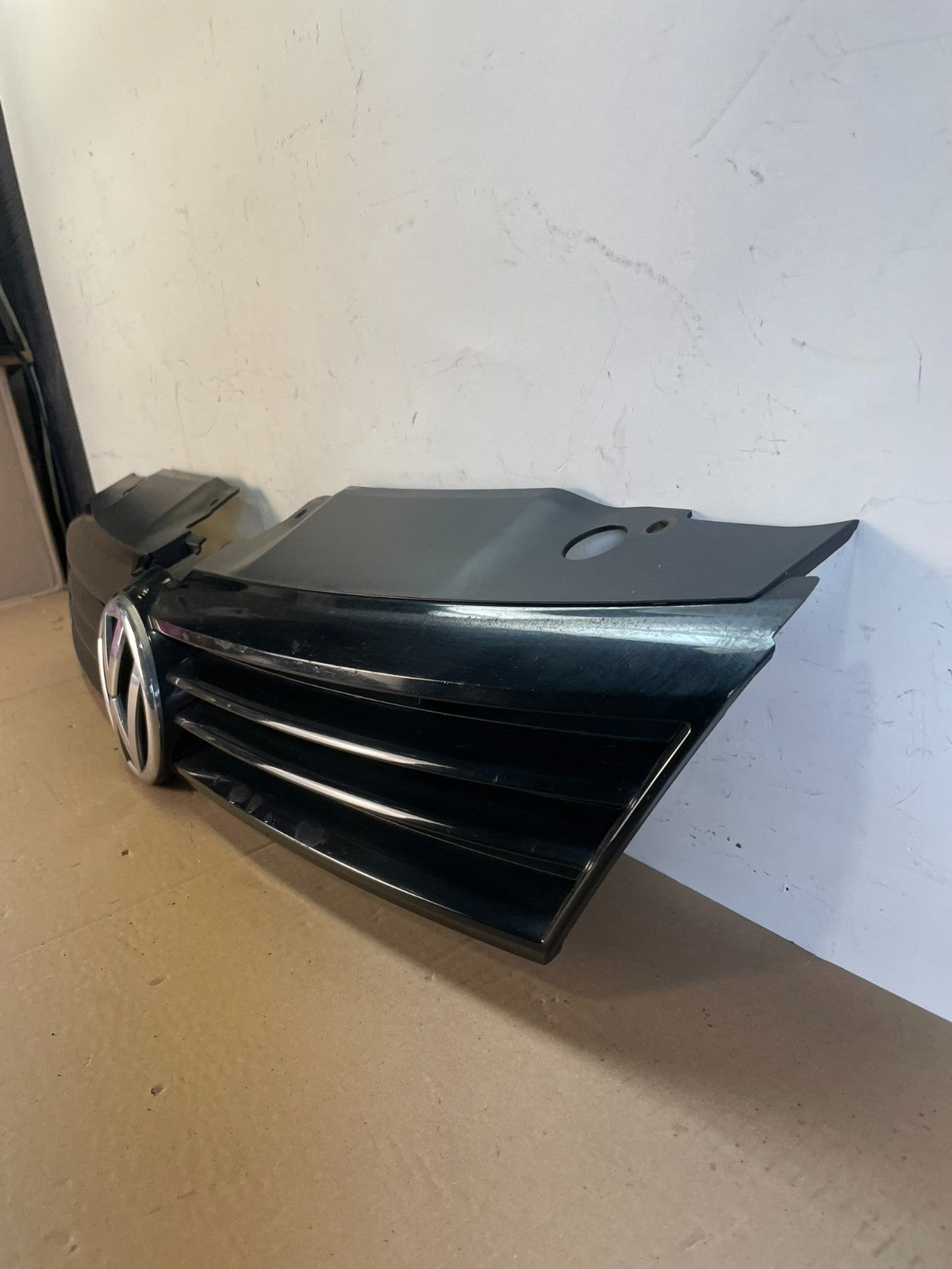 2011 to 2014 Volkswagen Jetta Sedan Front Upper Grille Grill ag7687 DG1