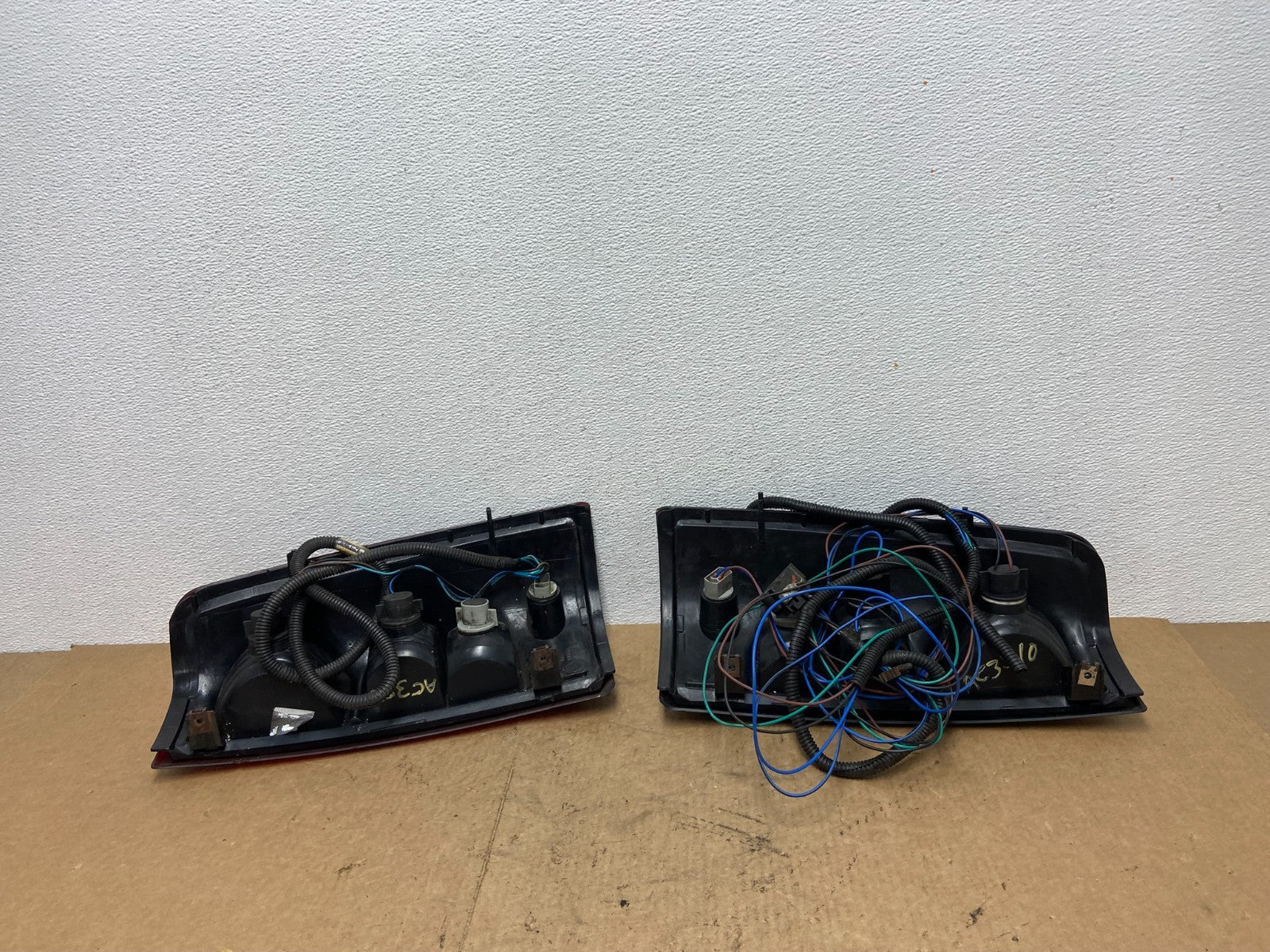2003-2006 Chevrolet Silverado Left + Right Side Tail lights OEM AC3510 DW7