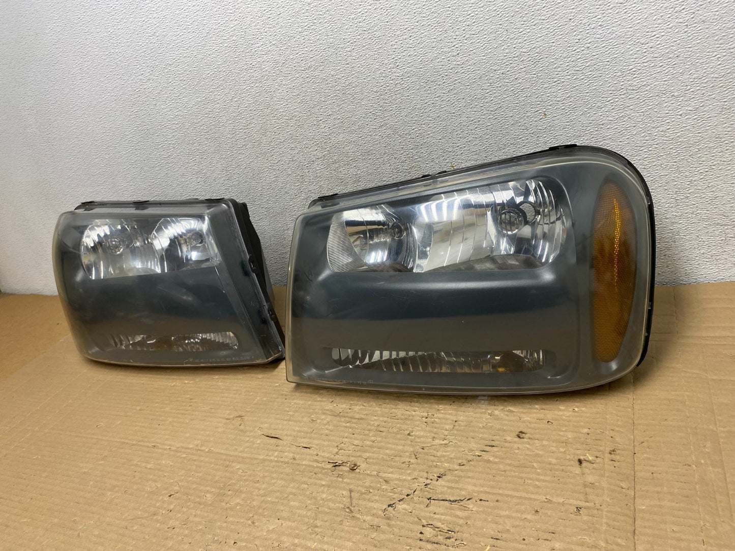 2006 - 2009 Chevrolet Trailblazer Left+Right Headlights Flush Half Bar AG9113 DW2