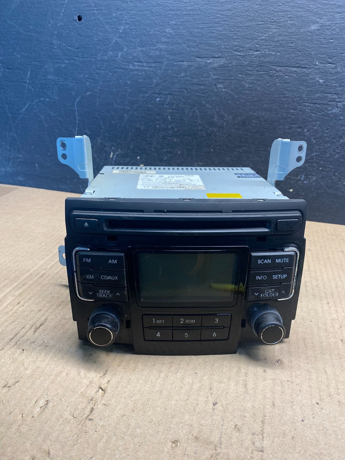 2011 to 2012 Hyundai Sonata Am Fm Cd Player Radio Receiver AE6376 DW0