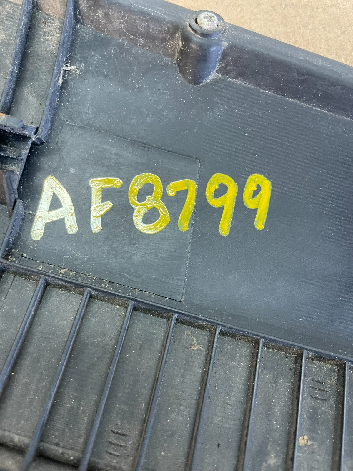 2002 - 2004 Subaru Outback Trunk Hatch Lid Tail Light Panel Center AF8799 DG6