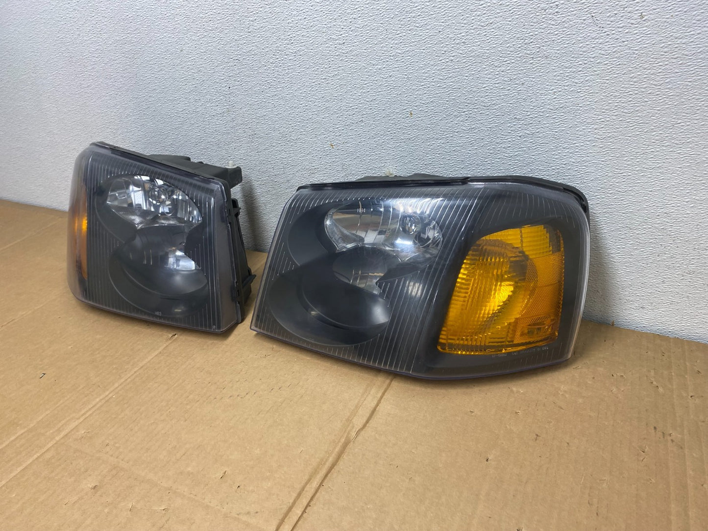 2002 to 2009 Gmc Envoy Left+Right Set Black Headlights Halogen AD0730 DW1
