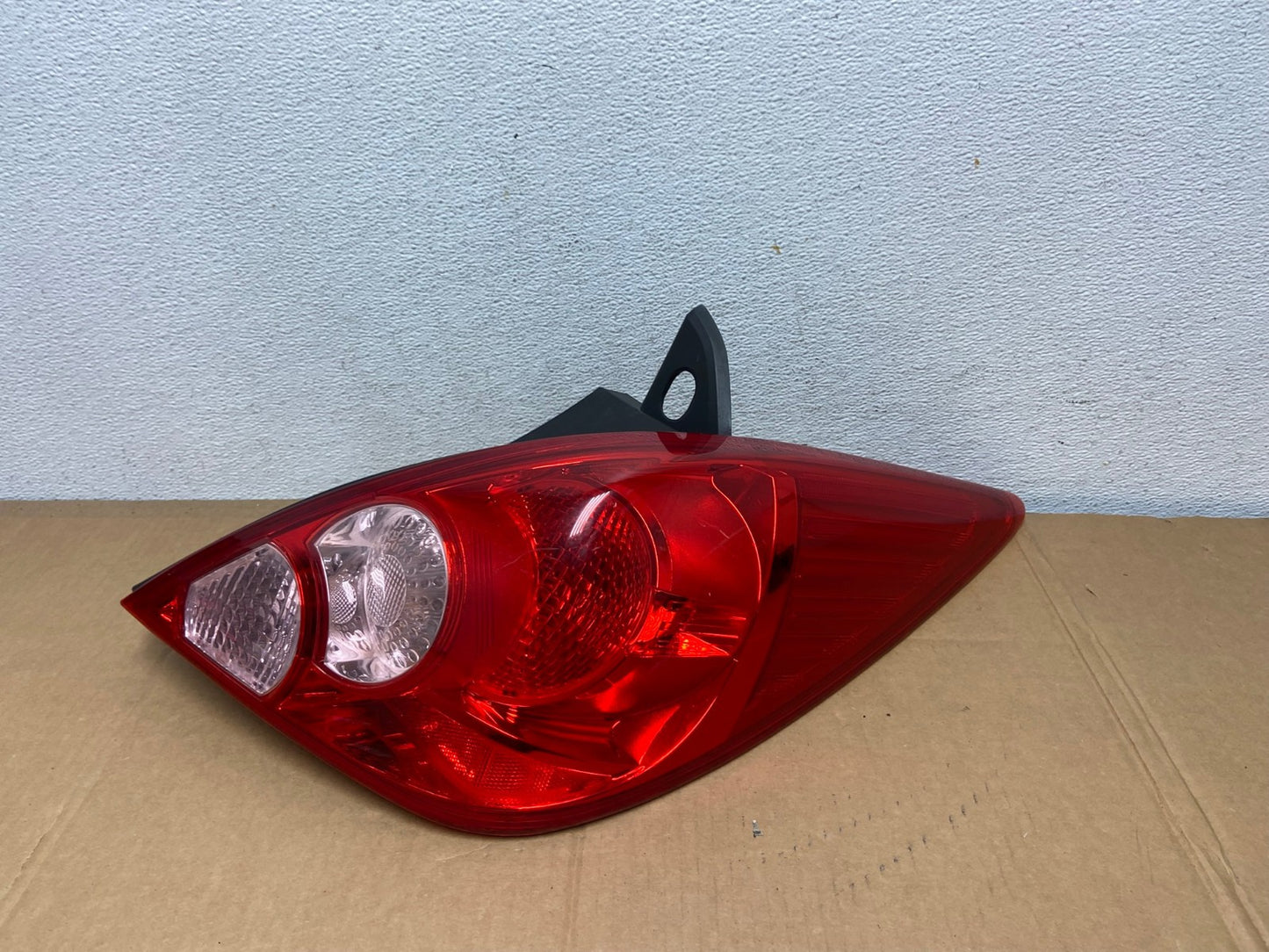 2007 - 2012 Nissan Versa Hatchback Right Passenger Side Tail Light AD0722 LK0