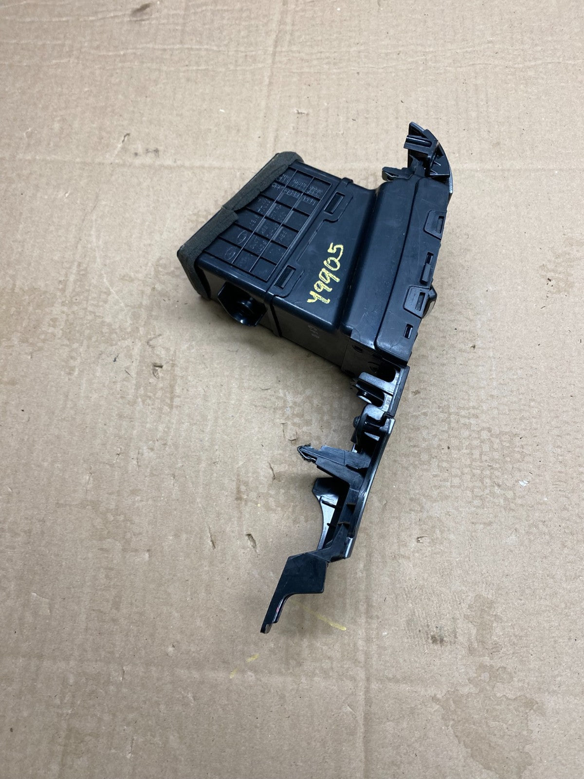 2006 - 2012 Kia Sedona Entourage Right Passenger RH Center Air Vent Y9905   DG2
