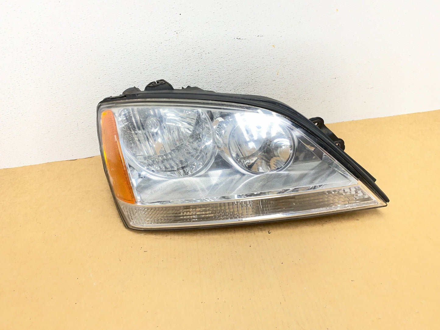2003 to 2006 Kia Sorento Right Passenger Rh Side Headlight Halogen AD4519 DW0