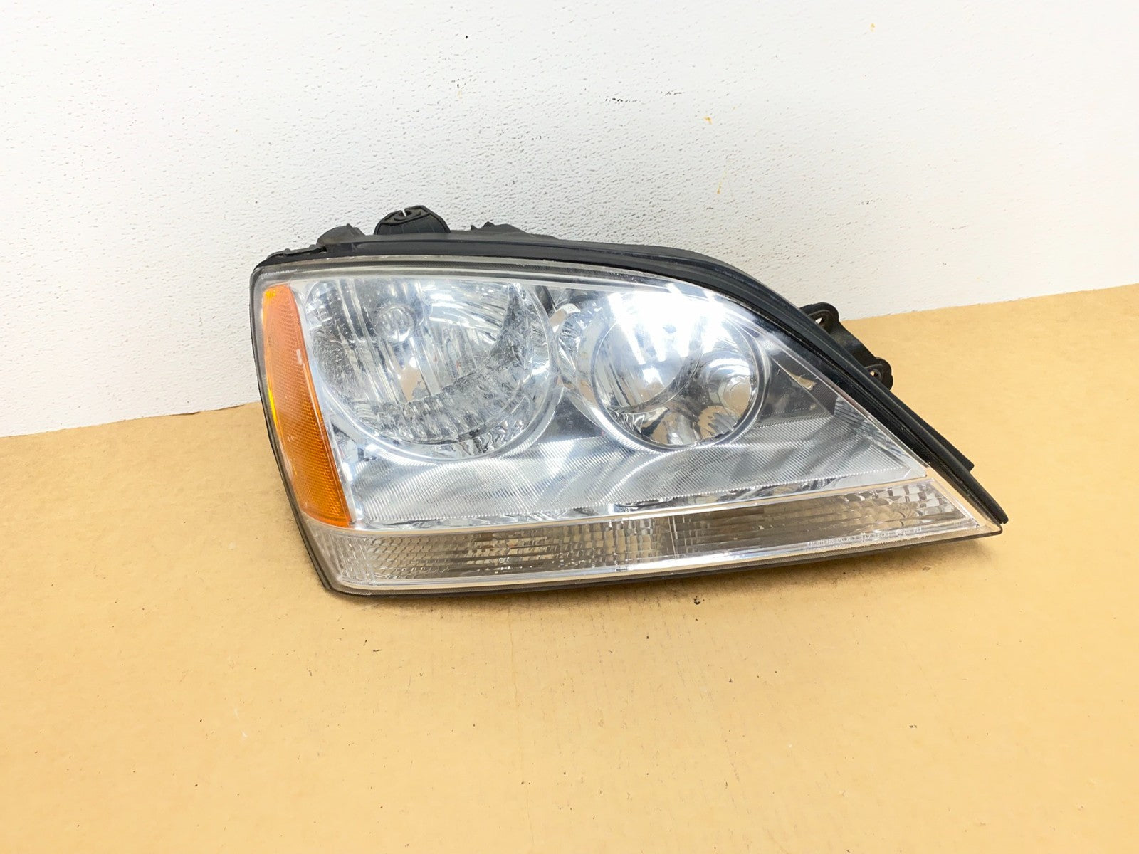 2003 to 2006 Kia Sorento Right Passenger Rh Side Headlight Halogen AD4519 DW0