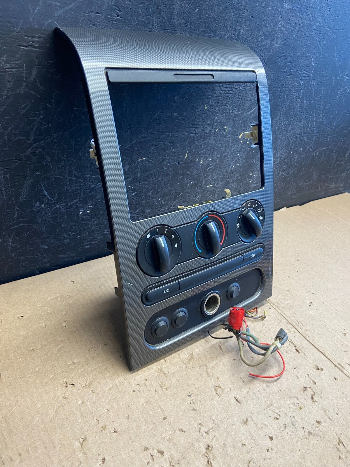 2004 to 2008 Ford F150 Radio Climate Dash Bezel Surround Black ae4078 DG2