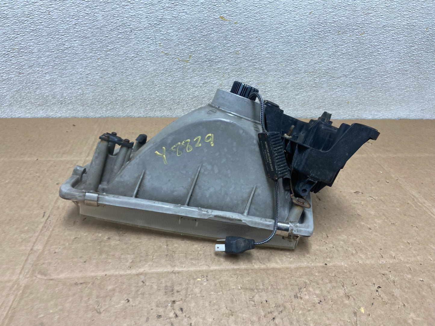 1996 to 1998 Mazda MPV Right Passenger RH Headlight OEM Y8829 DW7