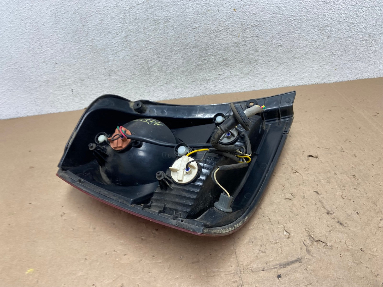 2003 to 2006 Kia Sorento Right Passenger RH Side Tail Light AG5536 LK4
