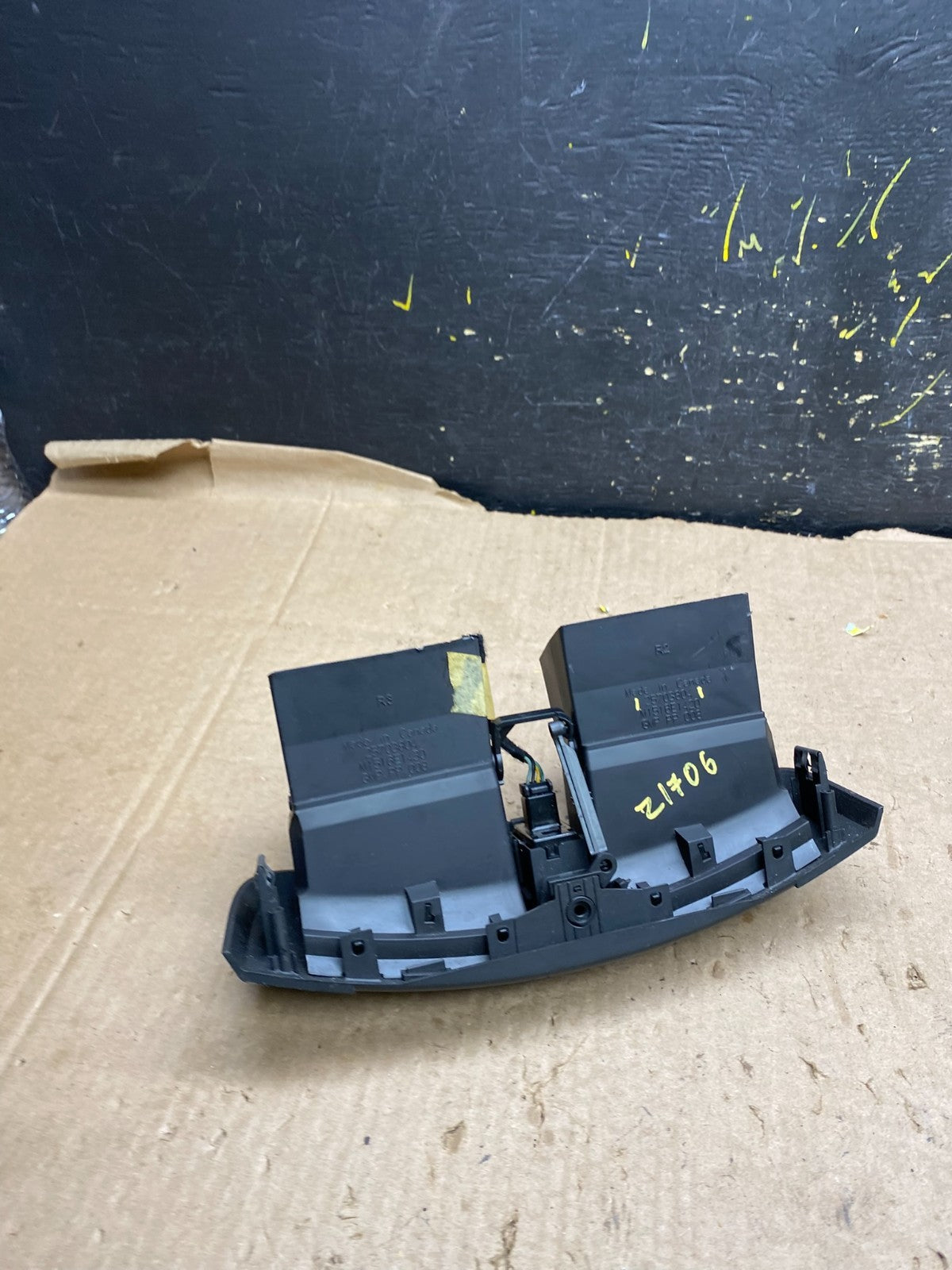 2004 to 2009 Cadillac SRX Front Center Dash A/C Air Vent Z1706 DG4