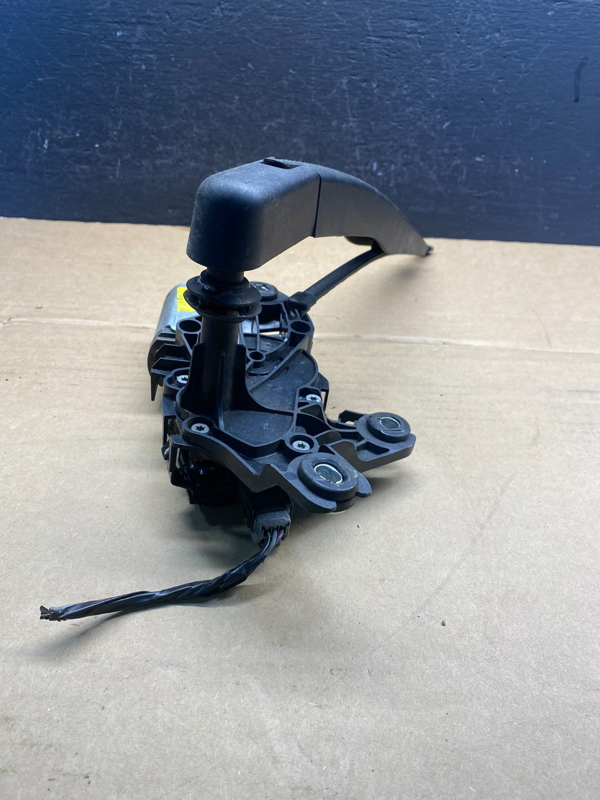 2011 to 2019 Ford Explorer Rear Windshield Wiper Motor ad3525 DG4