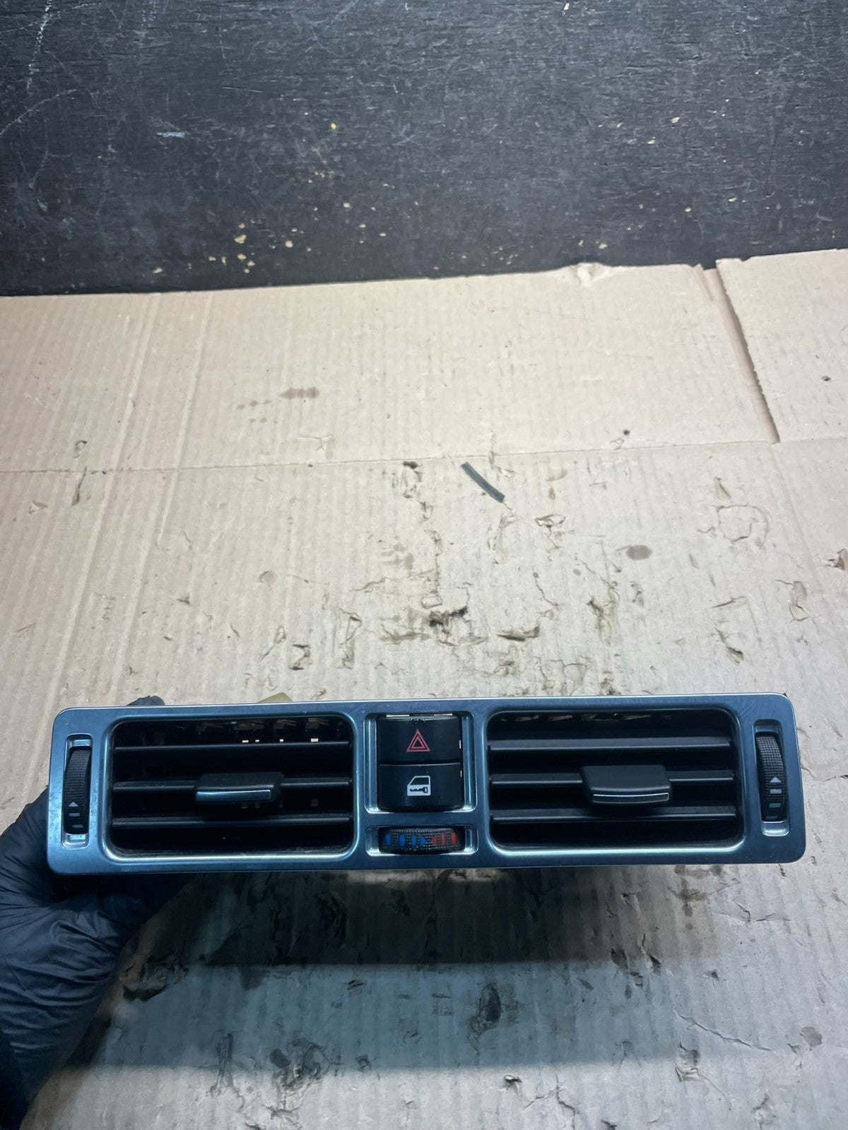 2007 to 2012 Land Rover Range Dashboard Center Middle Air Vent Grill X9986 DG0
