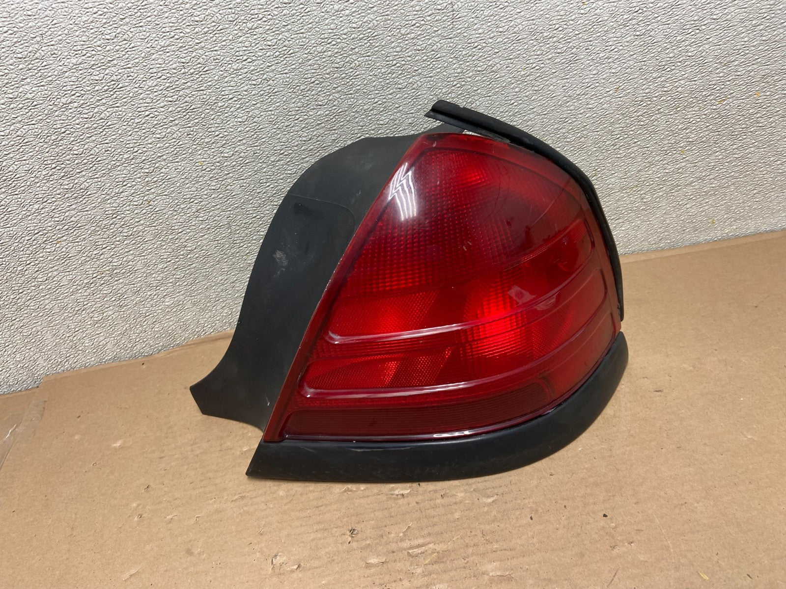 2003-2011 Ford Crown Victoria Right Passenger Rh Side Tail Light  AA9945 LK0