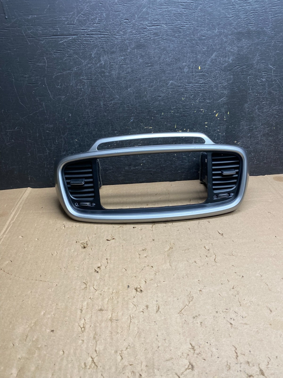 2016 - 2018 Kia Sorento Center Console Radio Air Vent Bezel Trim AJ1369 DG0
