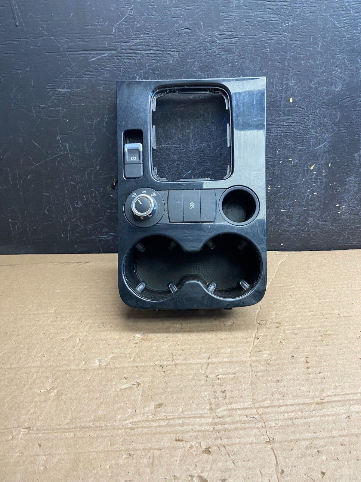 2013-2014 Volkswagen Touareg Center Console Cupholder Shifter Panel AF2048 DG0